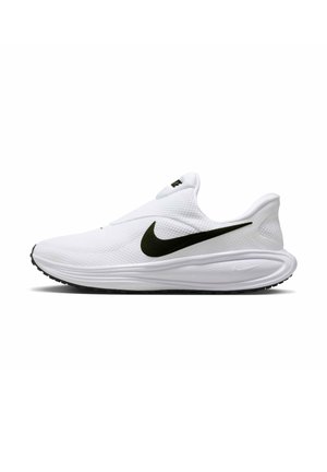 Baskets athlétiques blanches avec une tige en mesh, logo Nike Swoosh noir, design sans lacets, talon rembourré et semelle blanche texturée.