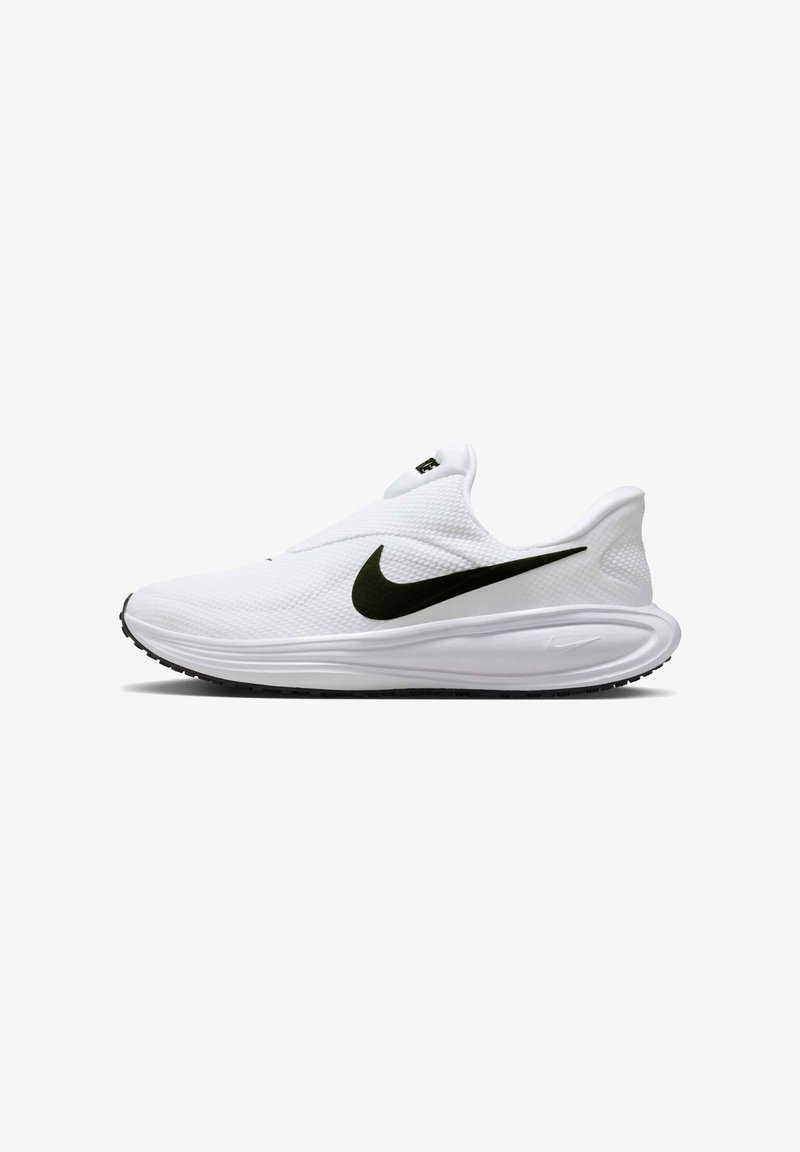 Baskets athlétiques blanches avec une tige en mesh, logo Nike Swoosh noir, design sans lacets, talon rembourré et semelle blanche texturée.