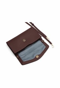 Borsa a tracolla in pelle effetto bouclè color bordeaux con chiusura a scatto, dotata di una fodera interna azzurro chiaro e una tracolla regolabile.