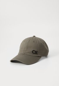 Olijfgroene katoenen baseballpet met een gebogen rand, voorzien van een geborduurd "CK" logo in zwarte kleur aan de voorkant en zes ventilatie-oogjes.