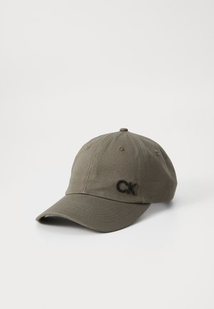 Olijfgroene katoenen baseballpet met een gebogen rand, voorzien van een geborduurd "CK" logo in zwarte kleur aan de voorkant en zes ventilatie-oogjes.