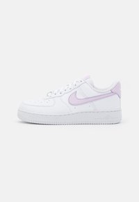 Bílé kožené tenisky s fialovými akcenty, s kulatou špičkou, šněrovacím designem a texturovanou gumovou podrážkou. Výrazné logo Nike swoosh.