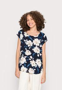 Blusa de manga curta floral em azul marinho com flores brancas e bege. Decote redondo, tecido suave e um corte relaxado com a bainha arredondada.