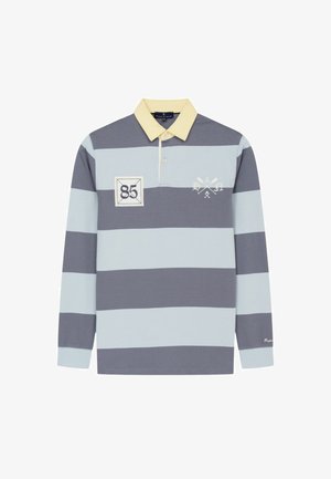 Camisa de rugby de manga larga con amplias franjas horizontales en gris y azul claro, cuello amarillo, parche con el número "85" y emblema de remos cruzados en el pecho.