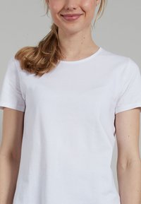 Short-sleeve white t-shirt made of soft cotton, featuring a crew neckline and smooth texture, with minimal seams and no patterns.