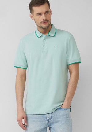 Hellgrünes Polohemd aus weichem Stoff, mit einem Kragen mit grünem Besatz, drei Knöpfen und einem kleinen Logo auf der Brust.