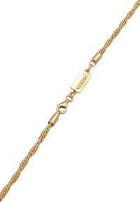 Goldene, verdrehte Kettenarmband mit einem Karabinerverschluss und einem rechteckigen Anhänger, auf dem "Kuzoi" eingraviert ist. Glatte Textur und glänzende Oberfläche.