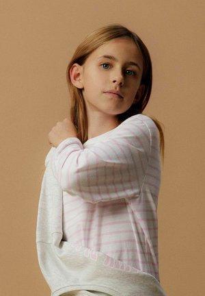 Hellgrauer Pullover mit pinken horizontalen Streifen und Rundhalsausschnitt. Der Stoff wirkt weich, hat einen lockeren Schnitt und eine leicht strukturierte Oberfläche.