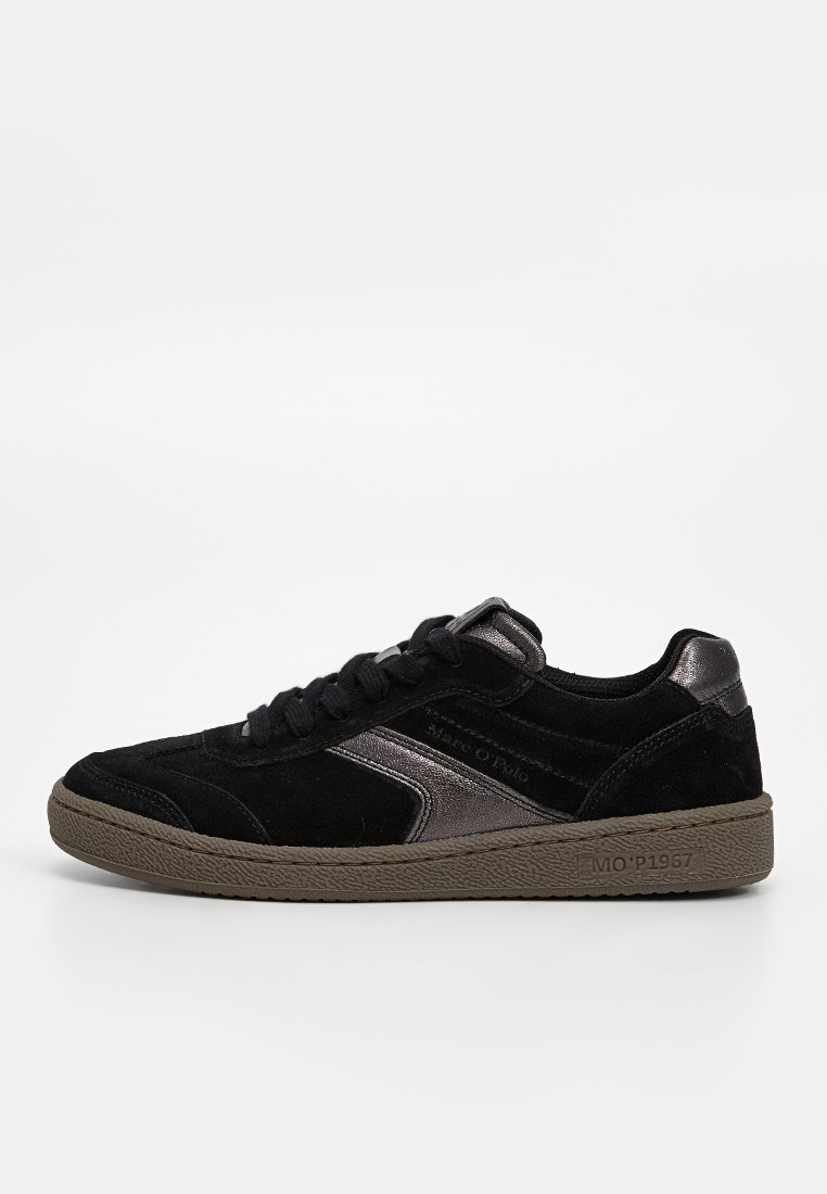 Schwarze Wildleder-Sneaker mit einer strukturierten, dunkelgrauen Gummisohle, metallischen Akzenten und einem Schnürdesign in niedrigem Schnitt.