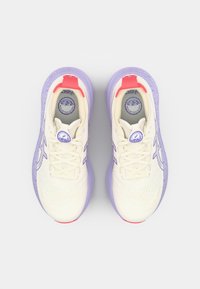 Sportschoenen met een crèmekleurig bovenwerk, paarse tussenzool en rode hielaccent. Beschikt over een gestructureerde stof en veters, met een logo op de tong.