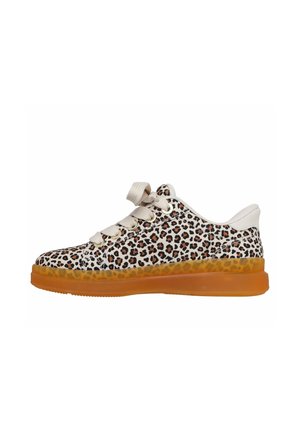 Lavskaftet sneaker i hvidt stof dekoreret med brun og sort leopardprint, hvide snørebånd og gennemsigtig orange gummisål.