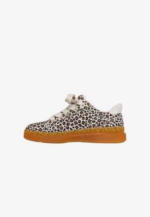 Lavskaftet sneaker i hvidt stof dekoreret med brun og sort leopardprint, hvide snørebånd og gennemsigtig orange gummisål.