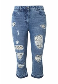 Blå denimbukser med slidte detaljer, der har store huller og et leopardmønster som underlag, cropped ved læggen med en oprevet kant.