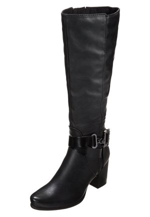 Czarna skórzana kozaczka za kolano na słupku, z ozdobnym paskiem i metalową klamrą wokół kostki.