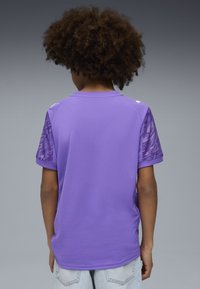 T-shirt sportivo viola con maniche corte, dotato di tessuto decorated sulle maniche e una texture liscia. Vista posteriore, vestibilità rilassata.