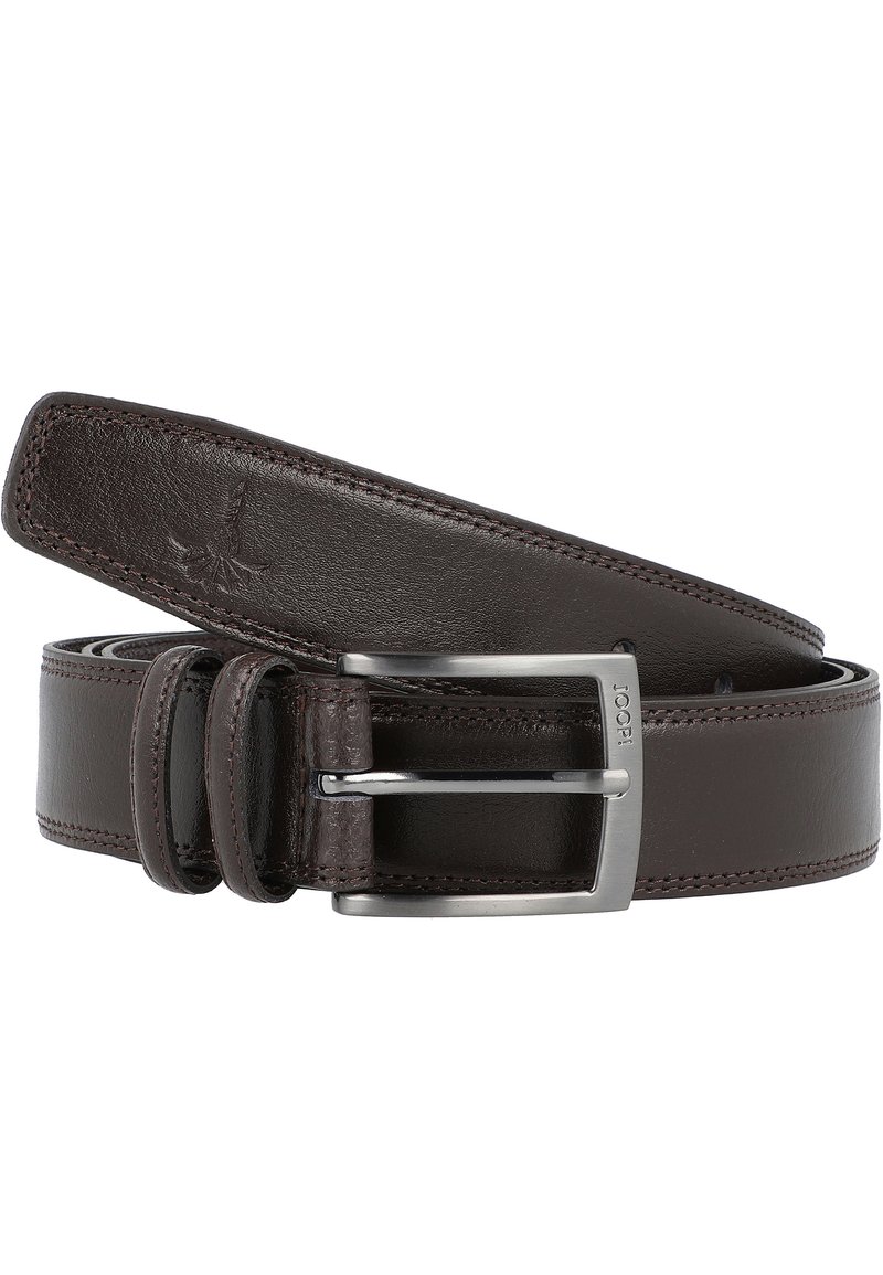 Cintura in pelle marrone con una finitura liscia e un design elegante, caratterizzata da una fibbia metallica argentata e dettagli di cucitura a contrasto.