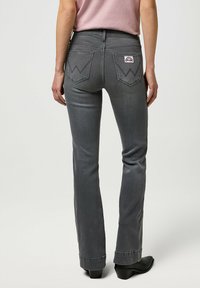 Wrangler FLARE - Zvonové džínsy - frosted fronts