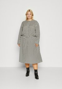 Tommy Hilfiger Curve - ZIGZAG WAISTED MIDI DRESS - Tričkové šaty - white Miniatúrny obrázok 1