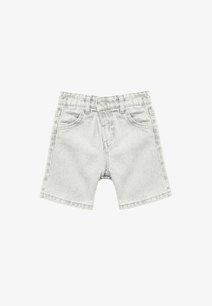 Lichtgrijze denim shorts met voorzakken, riemlussen en een knoopsluiting, weergegeven op een witte achtergrond.