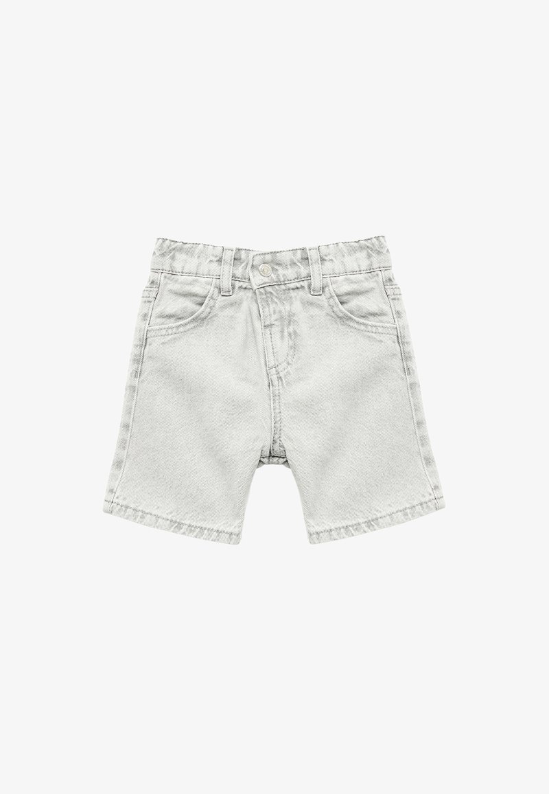 Lysegrå denim shorts med forlommer, bæltestropper og en knaplukning, præsenteret på en hvid baggrund.