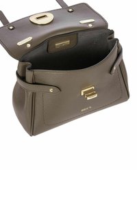 Sac à main en cuir texturé marron avec une fermeture en métal, offrant un intérieur spacieux et des accents en matériel doré. Logo de la marque visible.