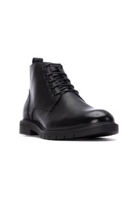 Botas de tobillo de cuero negro con acabado texturizado, punta redondeada, diseño de cordones y una suela de goma negra duradera con patrones de tracción.