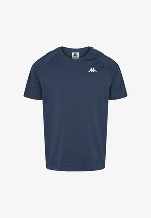 Marineblauwe katoen t-shirt met korte mouwen, met een logo op de borst en decoratieve strepen op de schouders. Zachte textuur.