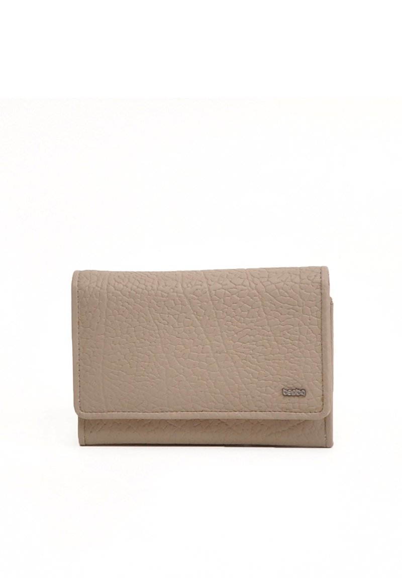 Beige faux leren portemonnee met een gestructureerd oppervlak, klep met sluiting en een subtiele geperste logo aan de voorkant. Rechthoekige vorm.