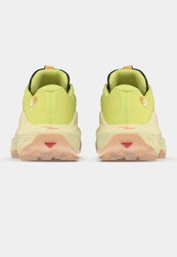 Ποδηλατικά παπούτσια σε λαχανί πράσινο με υφή στην επάνω επιφάνεια, επενδυμένο γιακά και μαλακή, ανοιχτόχρωμη εξωτερική σόλα με μοτίβο πρόσφυσης. Κόκκινες και πορτοκαλί λεπτομέρειες.