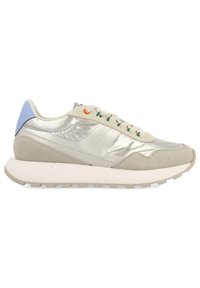 Parte superior sintética plateada con acentos de ante gris, lengüeta del talón azul y cordones multicolor. Suela intermedia blanca gruesa y suela de goma texturizada.