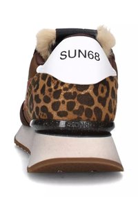 Zapatilla marrón con estampado de leopardo. Presenta un talón blanco con "SUN68", acentos negros y una suela intermedia texturizada con acabado brillante.