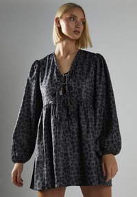 Leopardenmuster Kleid in Grau und Schwarz, mit tiefem V-Ausschnitt, geraffter Taille, langen Puffärmeln und verstellbarem Bindeband am Ausschnitt.