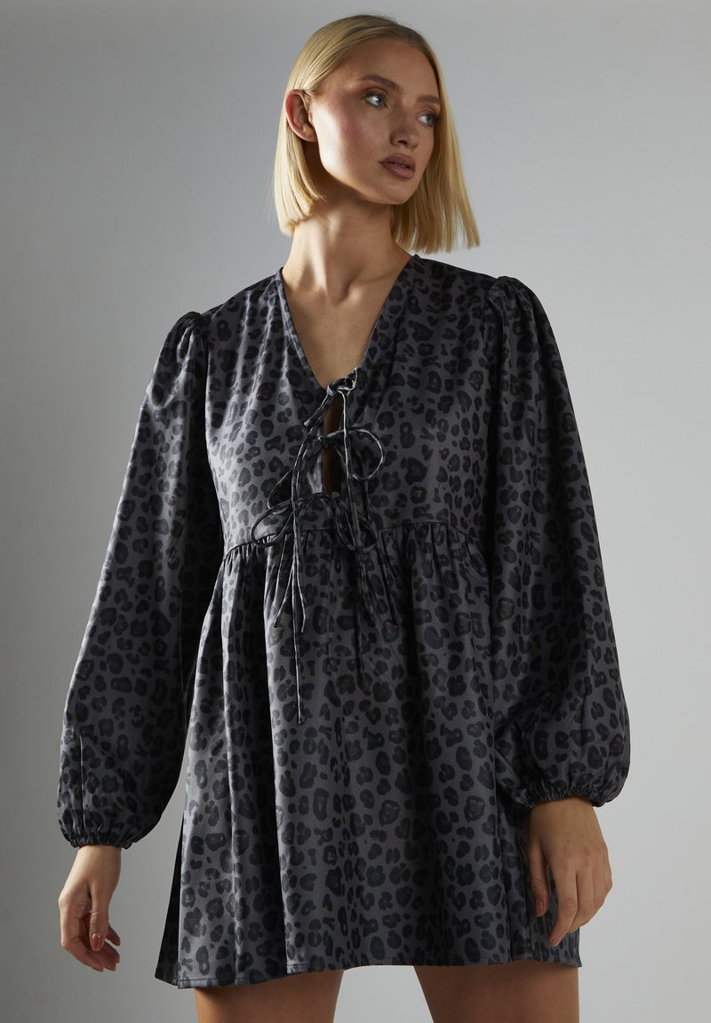 Leopardenmuster Kleid in Grau und Schwarz, mit tiefem V-Ausschnitt, geraffter Taille, langen Puffärmeln und verstellbarem Bindeband am Ausschnitt.