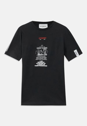 Sort bomulds T-shirt med grafisk print i rød og hvid tekst. Korte ærmer med et mærke på siden. Casual pasform, rund halsudskæring.
