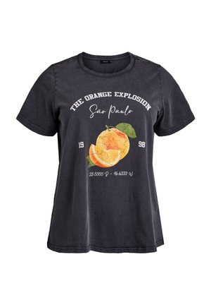 Ciemnoszara bawełniana koszulka z krótkim rękawem, z grafiką pomarańczy, tekstem i współrzędnymi w kontrastowych kolorach. Luźny krój.