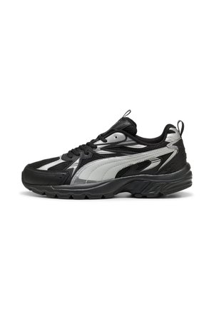 Zapatilla deportiva negra y plateada con cierre de cordones, suela acolchada y lengüetas para tirar en la lengüeta y el talón, mostrada de perfil sobre un fondo blanco.