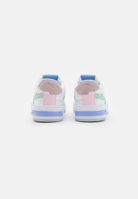 Sneakers bianchi con una parte superiore in sintetico liscio e accenti pastello in rosa, verde e blu. Tallone texturizzato con dettaglio del logo e suola a contrasto.