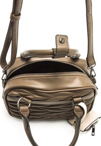 Sac à main en cuir marron avec un design matelassé, fermeture zippée sur le haut, bandoulière amovible et un petit pouch zippé attaché.