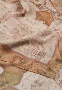 Foulard di seta con un design mappale smorzato in tonalità terrose, con regioni delineate e un logo nell'angolo. Finitura liscia e texture morbida.