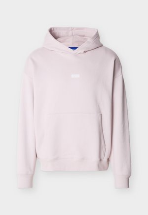 Lyserød pullover-hoodie med front-kængurulomme og lille hvid "HUGO"-logo centreret på brystet.