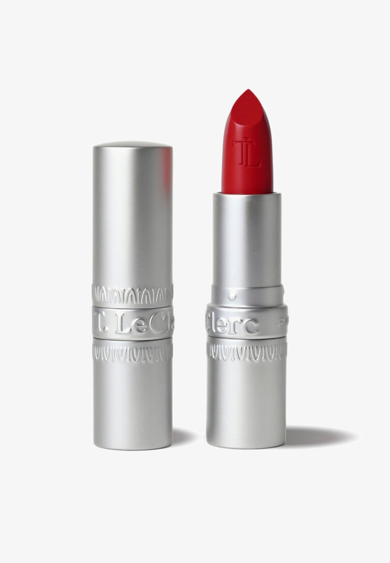 Rode lippenstift in een zilveren cilindervormige verpakking met textuuraccenten en gegraveerde branding. De lippenstift heeft een spitse punt.