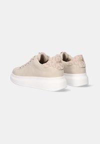 Zapatillas beige con una parte superior lisa y un talón de leopardo rosa texturizado. Cuenta con una suela de plataforma blanca y un acento de logo dorado.