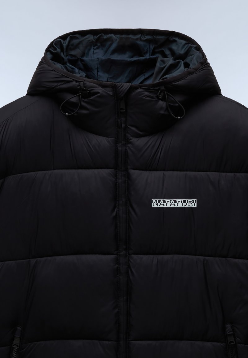 Zwarte pufferjack met een gewatteerd ontwerp, voorzien van een capuchon, ritsluiting en een merkl logo op de borst. Soepele textuur, geïsoleerd materiaal.