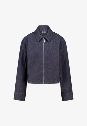 Chaqueta recortada en tela azul marino oscuro con sutiles rayas verticales, que cuenta con una cremallera completa y un clásico cuello con muesca. Mangas largas con puños.