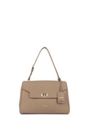 Beige leren handtas met bovenhandvat, gouden gesp en klein label met reliëf "Lancaster Paris" logo op witte achtergrond.