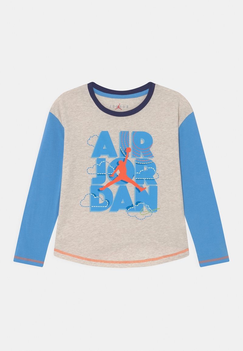 Camisa de manga larga en gris claro con mangas azules. Presenta un gráfico colorido de "AIR JORDAN" y una silueta en naranja, con detalles de nubes.