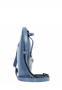 Borsa in pelle azzurro chiaro con un design elegante, tracolla regolabile e ferramenta argentata. Presenta una texture liscia e una forma minimalista.