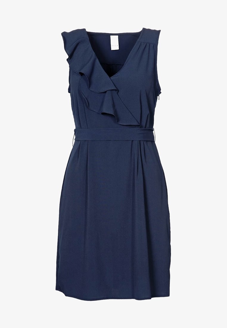 Robe bleu marine sans manches avec col en V, détail à volants sur une épaule et ceinture assortie à la taille.