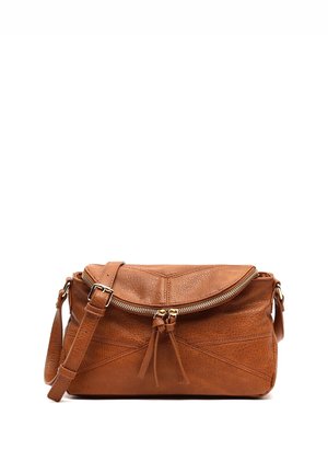 Hnědá kožená crossbody taška s nastavitelným popruhem, předním zipem se dvěma jezky a texturovaným, prošitým designem na předním panelu.