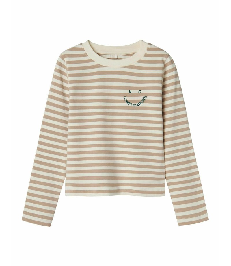Camiseta de manga larga con rayas horizontales en tonos beige y crema, con un cuello redondo y un estampado en el pecho que dice "SIN COMPLICACIONES".